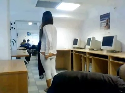 גבר מזיין אישה בוגרת סרטי פורנו חינם על ספה בהירה בחדר.