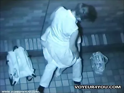 דודה עם כוס סרטי גייז ישראלים חינם שעיר מתרחצת באמבטיה.