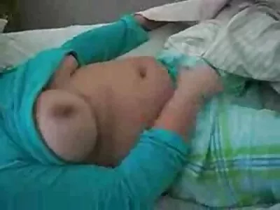 הבן דופק את אמו השיכורה על המיטה. סרטי סקס חינם צעירות