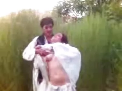 הבן ליקק בשמחה את האמא החורגת החזה. סרטי פורנו לצפייה חינם
