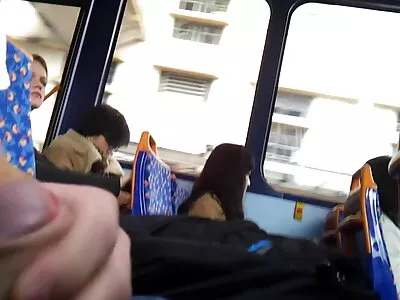 הבלונדינית והבחורה כהת השיער מפנקות סרט כחול חינם בתורות את איבר מינו של הבחור בשפתיים.