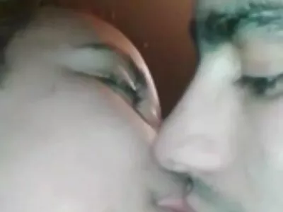 אמא רזה מזדיין עם סרטים אירוטים חינם גבר בשירותים.
