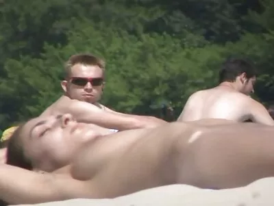סקס חובבני של MILF סרטי קוקהולד חינם אלגנטי עם בן זוג שחצן