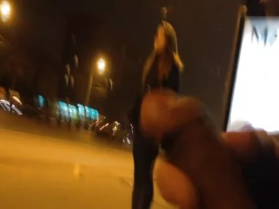 צעירה מלקקת תחת בלונדינית בוגרת ומזיין את הכוס שלה עם סרטים אירוטים חינם דילדו.